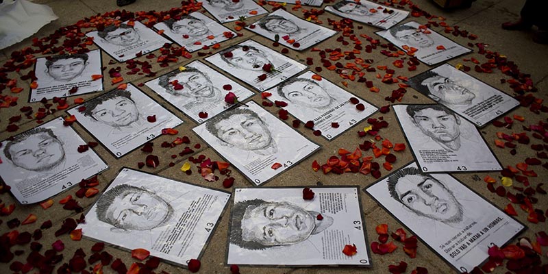 Manifestazione per i 43 studenti scomparsi in Messico, marzo 2015 (AP Photo/Rebecca Blackwell, file)