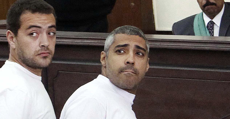 Baher Mohamed e Mohammed Fahmy durante il loro processo. (AP Photo/Heba Elkholy, El Shorouk, File) 