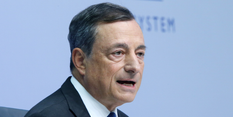 Il presidente della Banca Centrale Europea Mario Draghi, durante la conferenza stampa del 3 settembre 2015.
(AP Photo/Michael Probst)