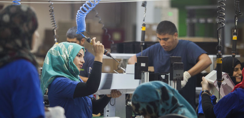 Alcuni dipendenti della nuova fabbrica di Sodastream nel deserto del Negev (Photo/Dan Balilty)