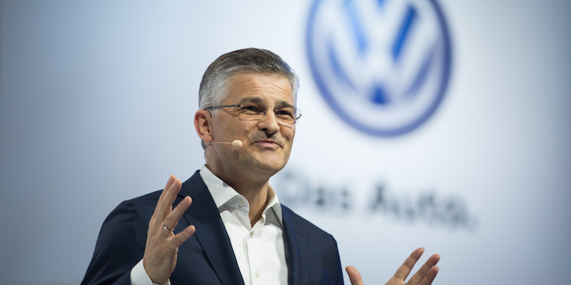 Michael Horn, CEO di Volkswagen in Nord America, durante la presentazione della nuova Passat lunedì 21 settembre a New York. (AP Photo/Kevin Hagen)