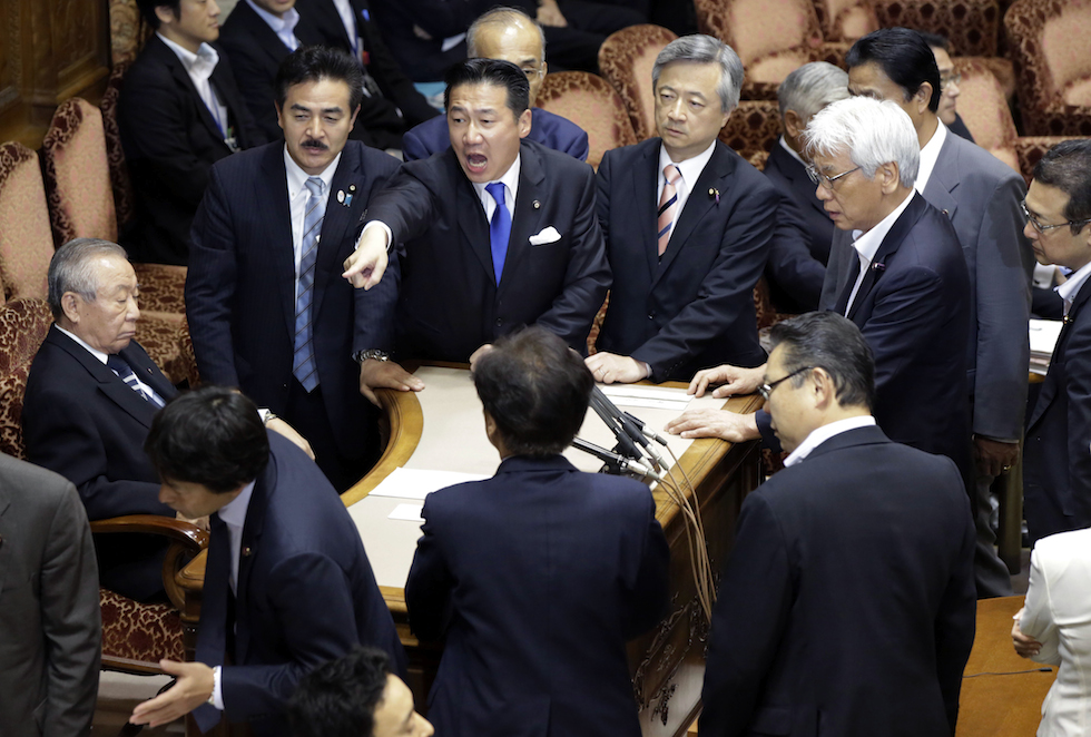 La rissa nel Parlamento del Giappone Il Post