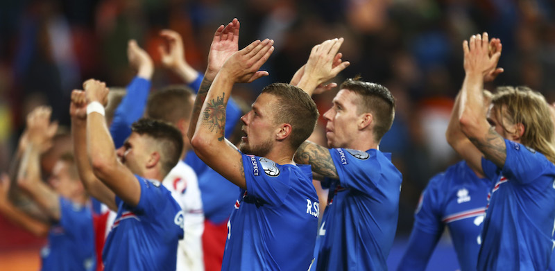I giocatori dell'Islanda festeggiano dopo aver battuto 1-0 l'Olanda (AP Photo/Peter Dejong)