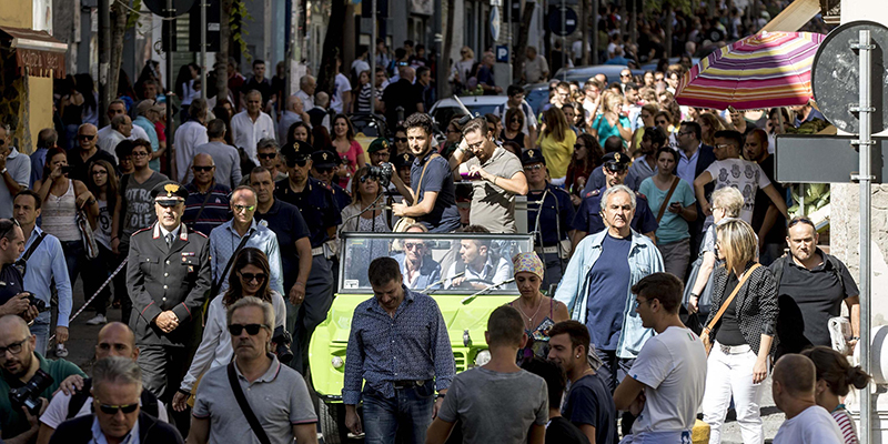 La Mehari di Giancarlo Siani viene fatta sfilare per le strade di Torre Annunziata 21 settembre 2015 (ANSA/CESARE ABBATE)
