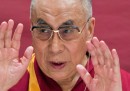Il Dalai Lama dice che il suo erede può essere una donna, ma solo se carina