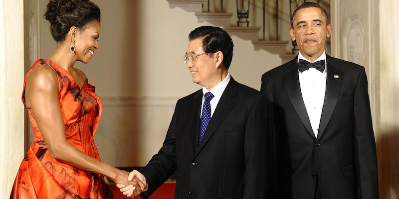 Michelle Obama, l'ex presidente cinese Hu Jintao e Barack Obama alla cena di stato per la Cina nel 2011 (JEWEL SAMAD/AFP/Getty Images)