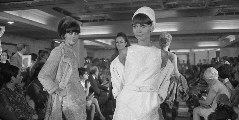 Modelle a una sfilata di Dior nel 1966 (Reg Lancaster/Express/Getty Images)