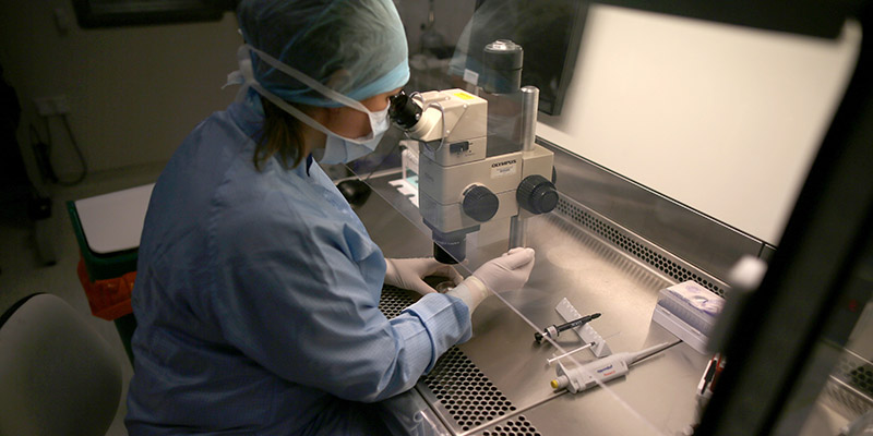 Un laboratorio del Birmingham Women's Hospital, gennaio 2015 (Christopher Furlong/Getty Images)