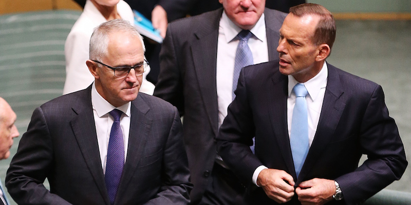 A sinistra Malcolm Turnbull, Ministro delle Comunicazioni, con il primo ministro Tony Abbott (a destra) (Photo by Stefan Postles/Getty Images)