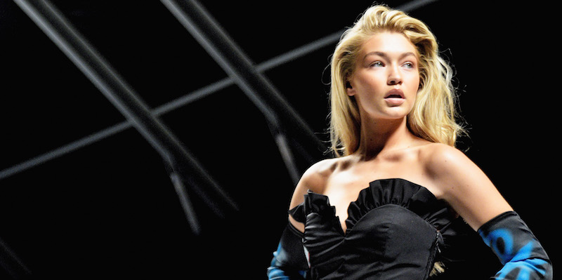 Gigi Hadid alla sfilata di Moschino, lo scorso febbraio (Fulvio De Filippi/Getty Images)