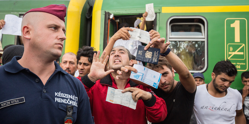 Migranti alla stazione di Bicske protestano per non essere trasferiti in un centro di accoglienza. Il settembre 2015 in Ungheria. 
(Photo by Matt Cardy/Getty Images)