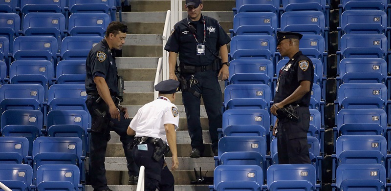 La polizia controlla il drone sulla tribuna del Louis Amstrong Stadium.
(Photo by Matthew Stockman/Getty Images)