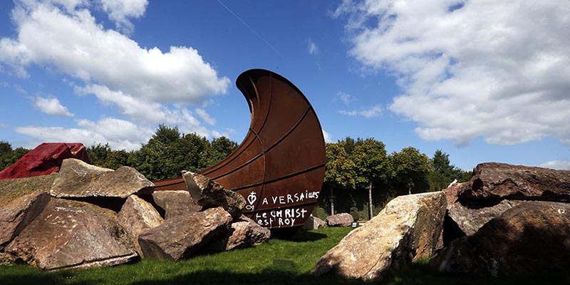 La scultura "Dirty Corner" di Anish Kapoor dopo essere stata danneggiata, 6 settembre 2015 (FRANCOIS GUILLOT/AFP/Getty Images)