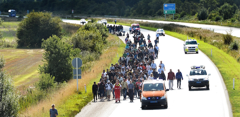 Migranti camminano vicino al confine tra Germania e Danimarca, diretti in Svezia. 9 settembre 2015 
(CLAUS FISKER/AFP/Getty Images)