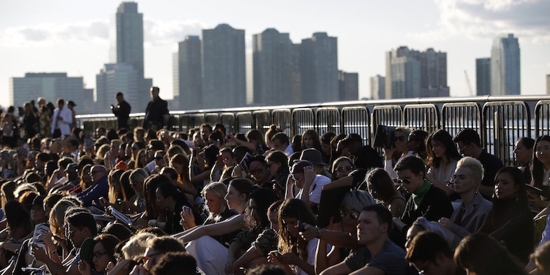 Gli ospiti aspettano l'inizio della sfilata di Givenchy (Joshua LOTT/AFP/Getty Images)