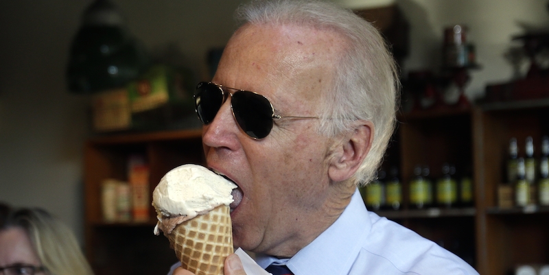 Il vicepresidente degli Stati Uniti Joe Biden mangia un gelato dopo un evento di campagna elettorale a Portland, in Oregon, 8 ottobre 2014.
(AP Photo/Don Ryan)