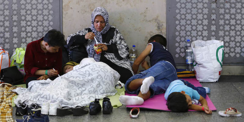 Migranti nella stazione di Monaco, in Germania, 1 settembre 2015. 
(AP Photo/Matthias Schrader)