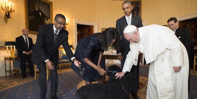 Papa Francesco accarezza Bo e Sunny, i cani della famiglia Obama, durante una visita alla Casa Bianca con Michelle e Barack Obama, Washington DC, 23 settembre 2015. 
(EPA/OSSERVATORE ROMANO)