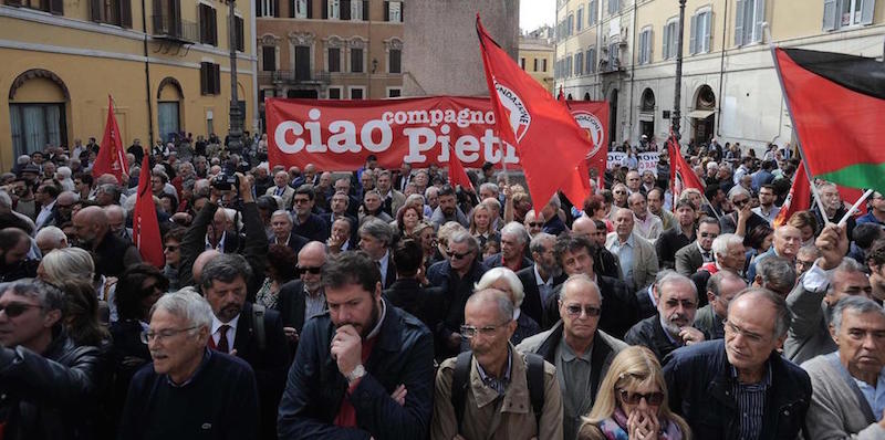 La folla ai funerali di Pietro Ingrao in Piazza Montecitorio a Roma, 30 settembre 2015. 
(Fabio Cimaglia / LaPresse)