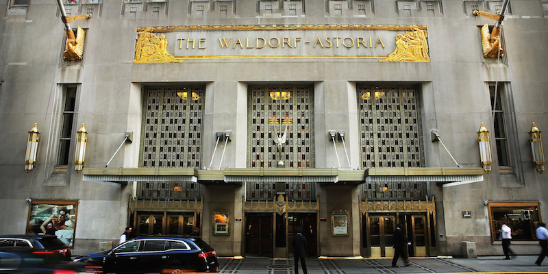 L'entrata principale del Waldorf Astoria di New York, 6 ottobre 2014. 
(Spencer Platt/Getty Images)