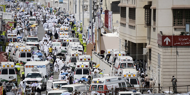 Le ambulanze intorno all'ospedale di Mina. (MOHAMMED AL-SHAIKH/AFP/Getty Images)