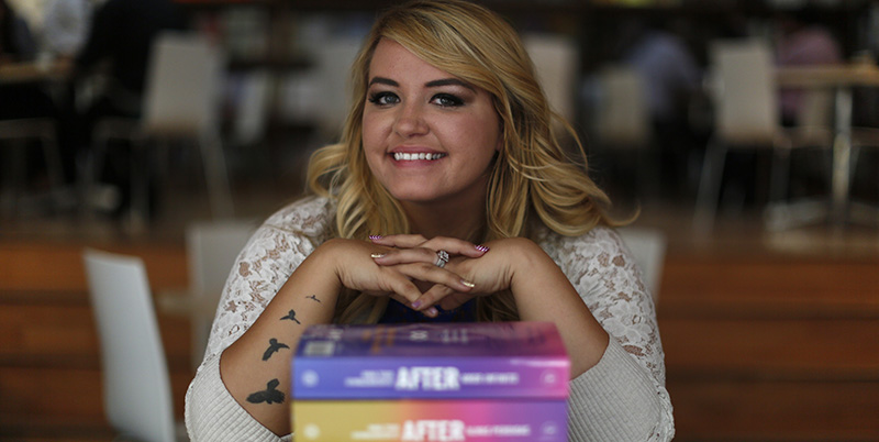 Anna Todd a una presentazione dei suoi libri in una libreria di Città del Messico lo scorso maggio (AP Photo/Dario Lopez-Mills)