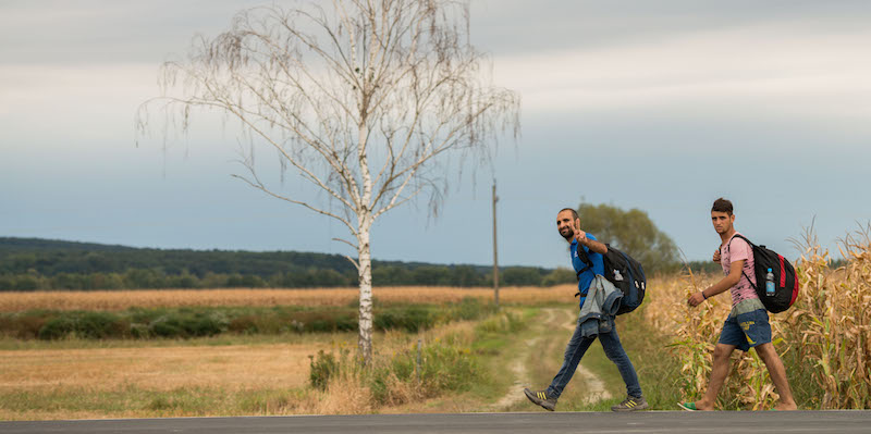 Due migranti dopo avere superato il confine tra Ungheria e Austria, vicino a Heiligenkreuz. (AP Photo/Christian Bruna)
