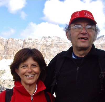 I professori Gabriella Barozzi e Massimo Bergamini autori del più grande bestseller italiano di ogni tempo. Sono fidanzati fin dal liceo, condividono una gran passione per la montagna, dove l'aria è rarefatta e le forme più pure. 