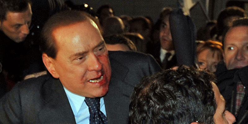 Silvio Berlusconi poco dopo essere stato colpito al volto il 13 dicembre 2009 - Milano, Italia (LIVIO ANTICOLI/AFP/Getty Images)