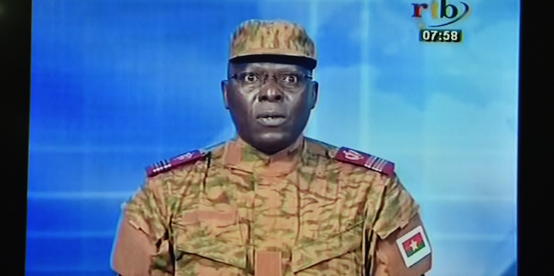 Il tenente colonnello Mamadou Bamba annuncia in tv il colpo di stato. (ISSOUF SANOGO/AFP/Getty Images)