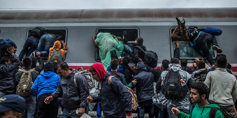 Migranti salgono su un treno a Tovarnik, Croazia, per proseguire il loro viaggio verso il nord Europa (AP Photo/Manu Brabo)