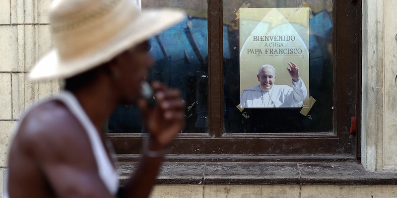 Un cartellone di benvenuto per Papa Francesco su una finestra di una casa all'Havana (FILIPPO MONTEFORTE/AFP/Getty Images)