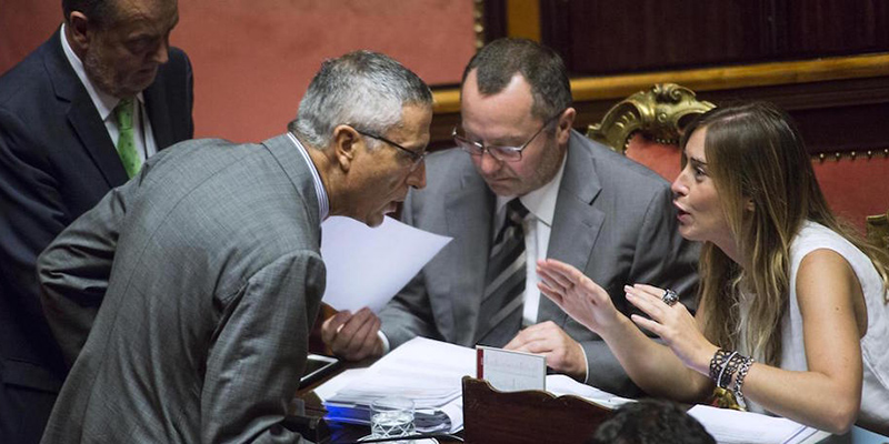 I senatori Roberto Calderoli (Lega Nord), Raffaele Ranucci (PD) con il sottosegretario Luciano Pizzetti e la ministra Maria Elena Boschi. (Roberto Monaldo / LaPresse)