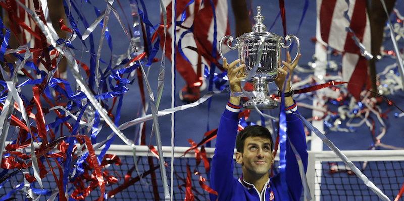 Djokovic alza il trofeo del primo posto (AP Photo/Seth Wenig)