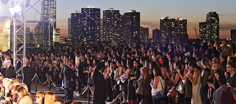 Il pubblico in attesa della sfilata di Givenchy a New York, 11 settembre 2015 (Frazer Harrison/Getty Images)