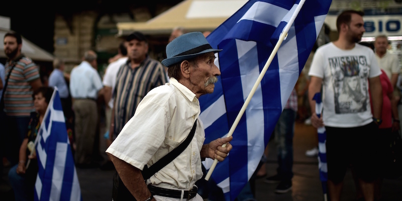 Un sostenitore di Nuova Democrazia durante una manifestazione ad Atene. (ARIS MESSINIS/AFP/Getty Images)