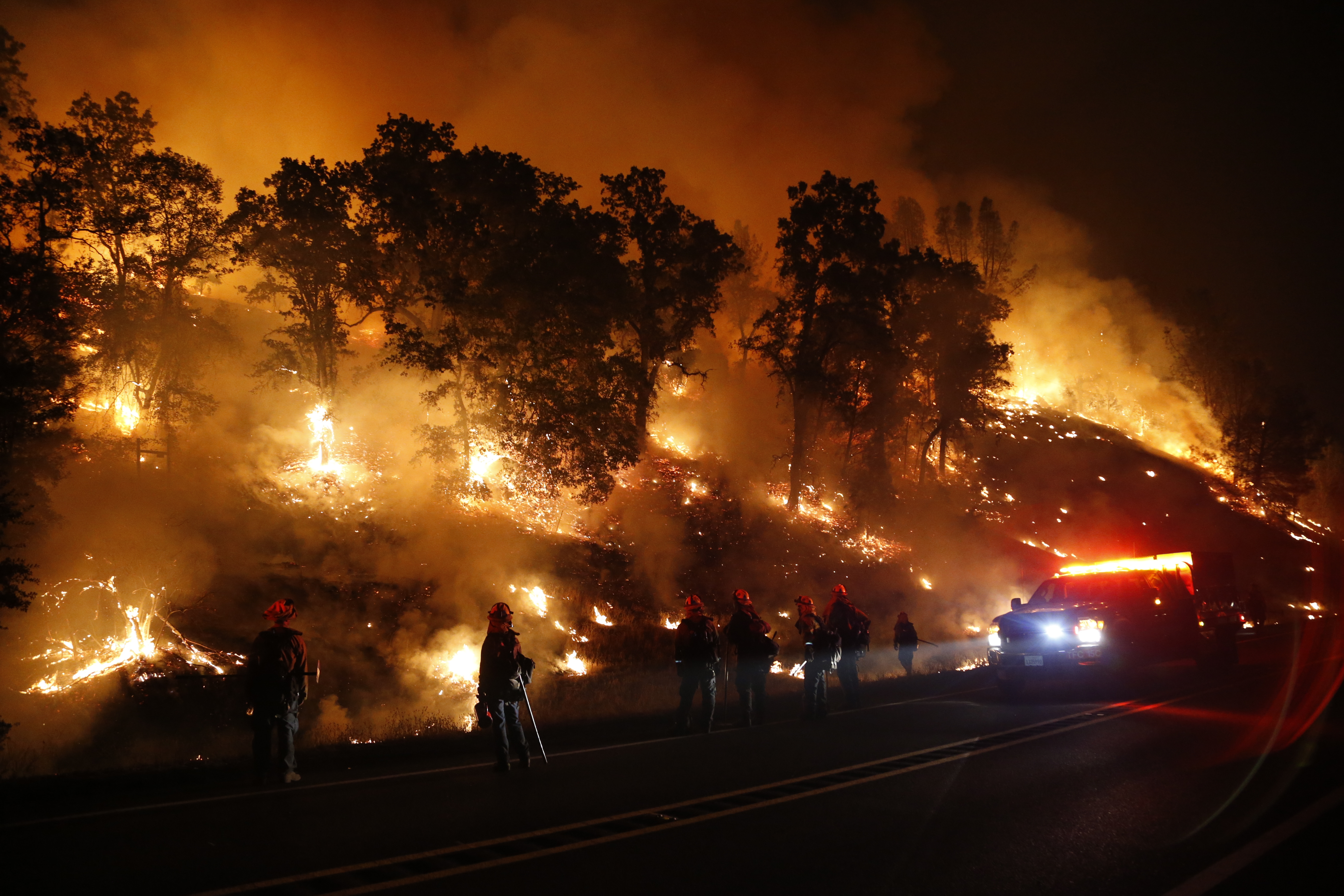 Лесной пожар в калифорнии. Лесные пожары в Калифорнии. Пожарный Калифорния. Пожар картинки. Горящий город.