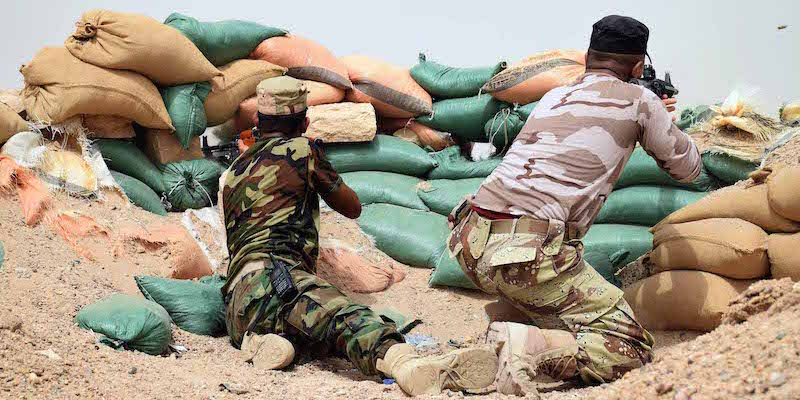 Soldati iracheni combattono contro l'ISIS vicino a Ramadi, in Iraq. (AP Photo)