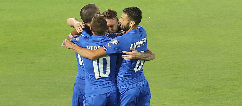 Daniele de Rossi festeggiato dopo il gol (Maurizio Lagana/Getty Images)