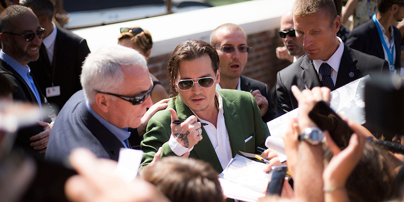 L'attore statunitense Johnny Depp arriva al Festival di Venezia (Joel Ryan/Invision/AP)