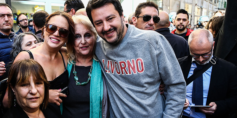 Matteo Salvini segretario della Lega Nord con alcune sostenitrici a Livorno, aprile 2015 (Federico Bernini / LaPresse)