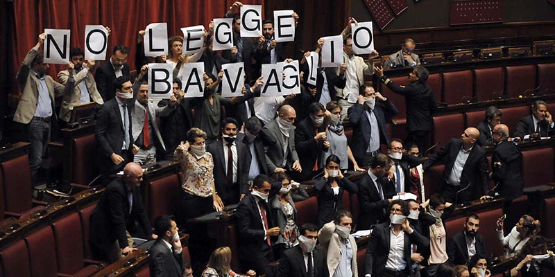 Protesta dei Deputati del Movimento 5 Stelle durante la discussione alla Camera della legge su giustizia e intercettazioni, 23 settembre 2015 (Fabio Cimaglia / LaPresse)