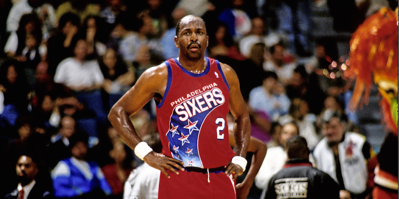 Moses Malone con i Sixers. (AP Photo / Al Messerschmidt)