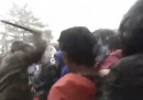 Il video della polizia macedone che picchia i migranti
