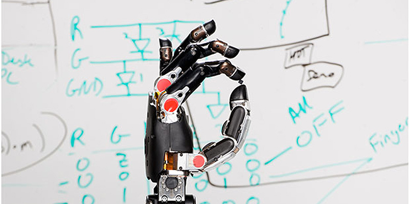 Una mano robotica cui lavorano i ricercatori DARPA (©DARPA)