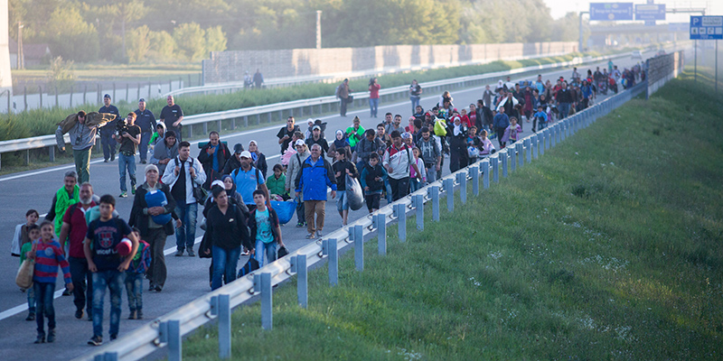 Migranti in marcia su un'autostrada dell'Ungheria diretti verso Budapest (Matt Cardy/Getty Images)
