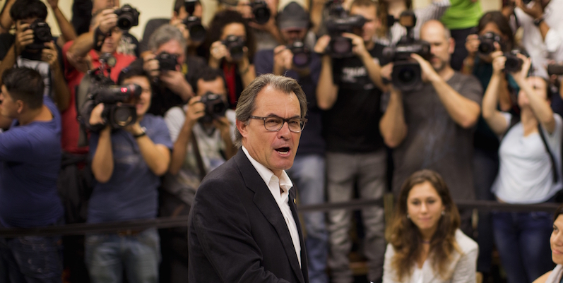 Artur Mas a un seggio elettorale a Barcellona. (AP Photo/Emilio Morenatti)