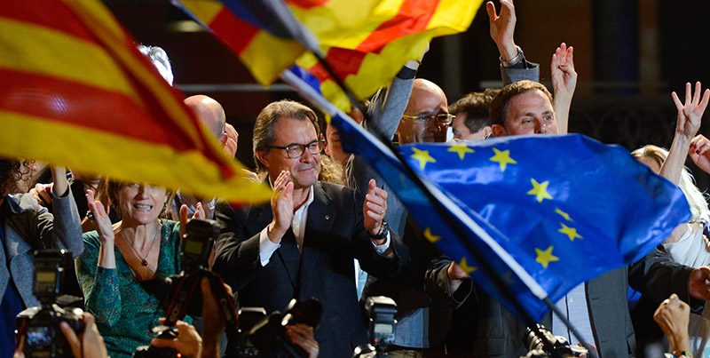 Il presidente della Catalogna Artur Mas festeggia con i suoi sostenitori il risultato delle elezioni (David Ramos/Getty Images)