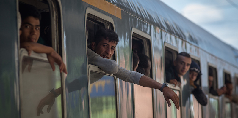 Alcuni migranti su un treno diretto l'Austria a Gyor, in Ungheria (Matt Cardy/Getty Images)
