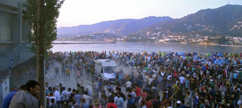 Gli scontri fra poliziotti e migranti nel porto di Mitilene, 4 settembre 2015 (EPA/STRATIS BALASKAS)